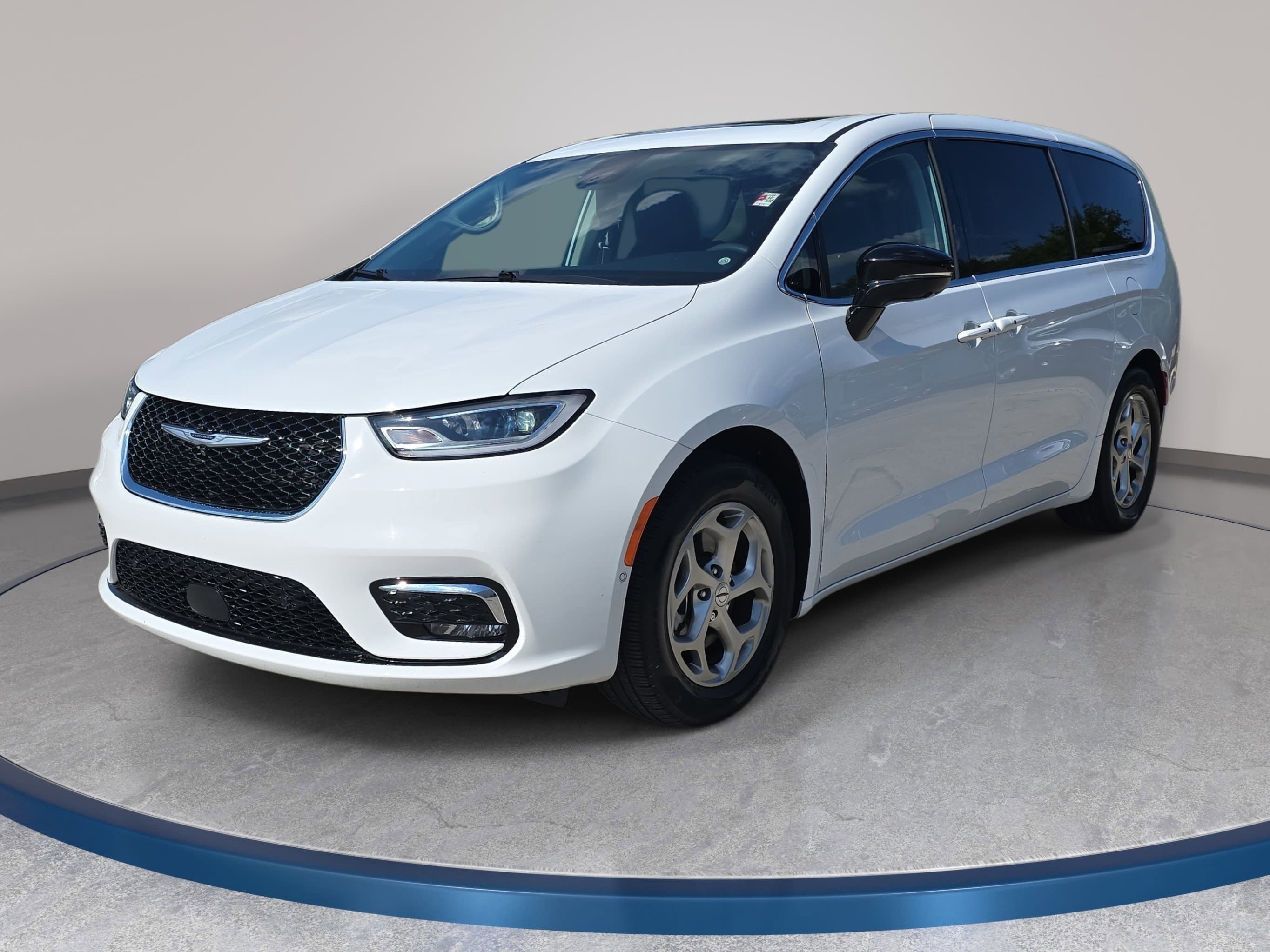 Used 2024 Chrysler Pacifica Limited w/ Trailer Tow Group FWD image 1