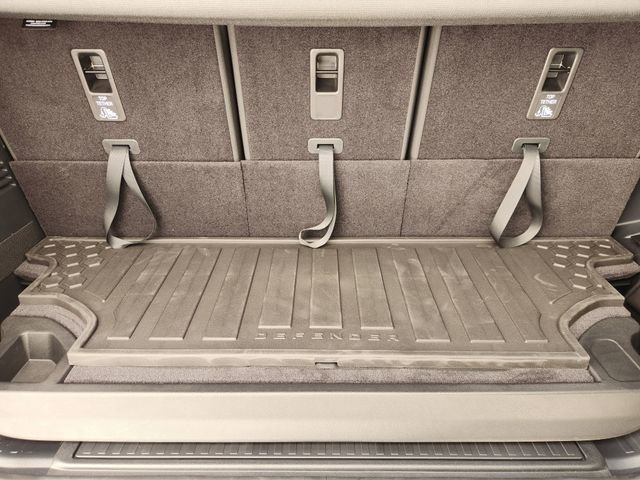 Used 2026 Land Rover Defender 130 X-Dynamic SE image 32