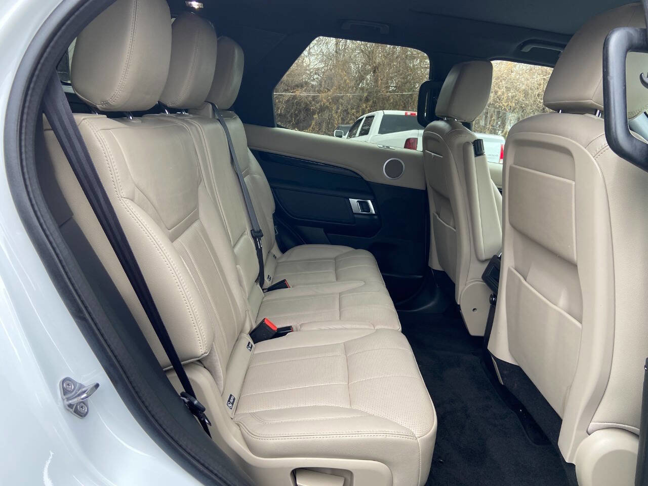 Used 2019 Land Rover Discovery SE AWD/4WD image 16