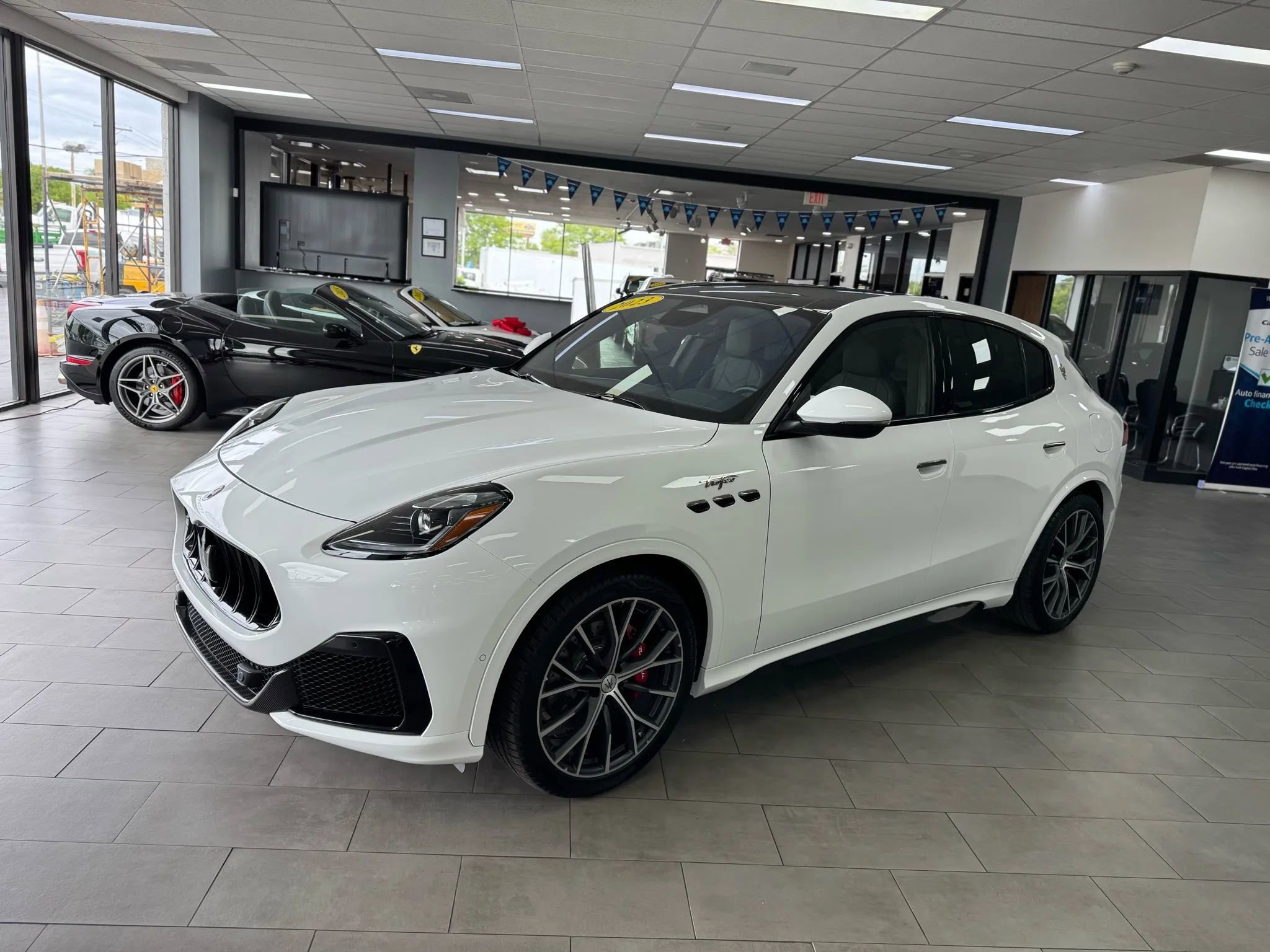 Used 2023 Maserati Grecale Trofeo image 2