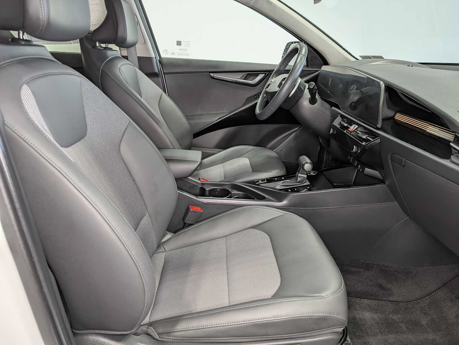 Used 2024 Kia Niro EX FWD image 41