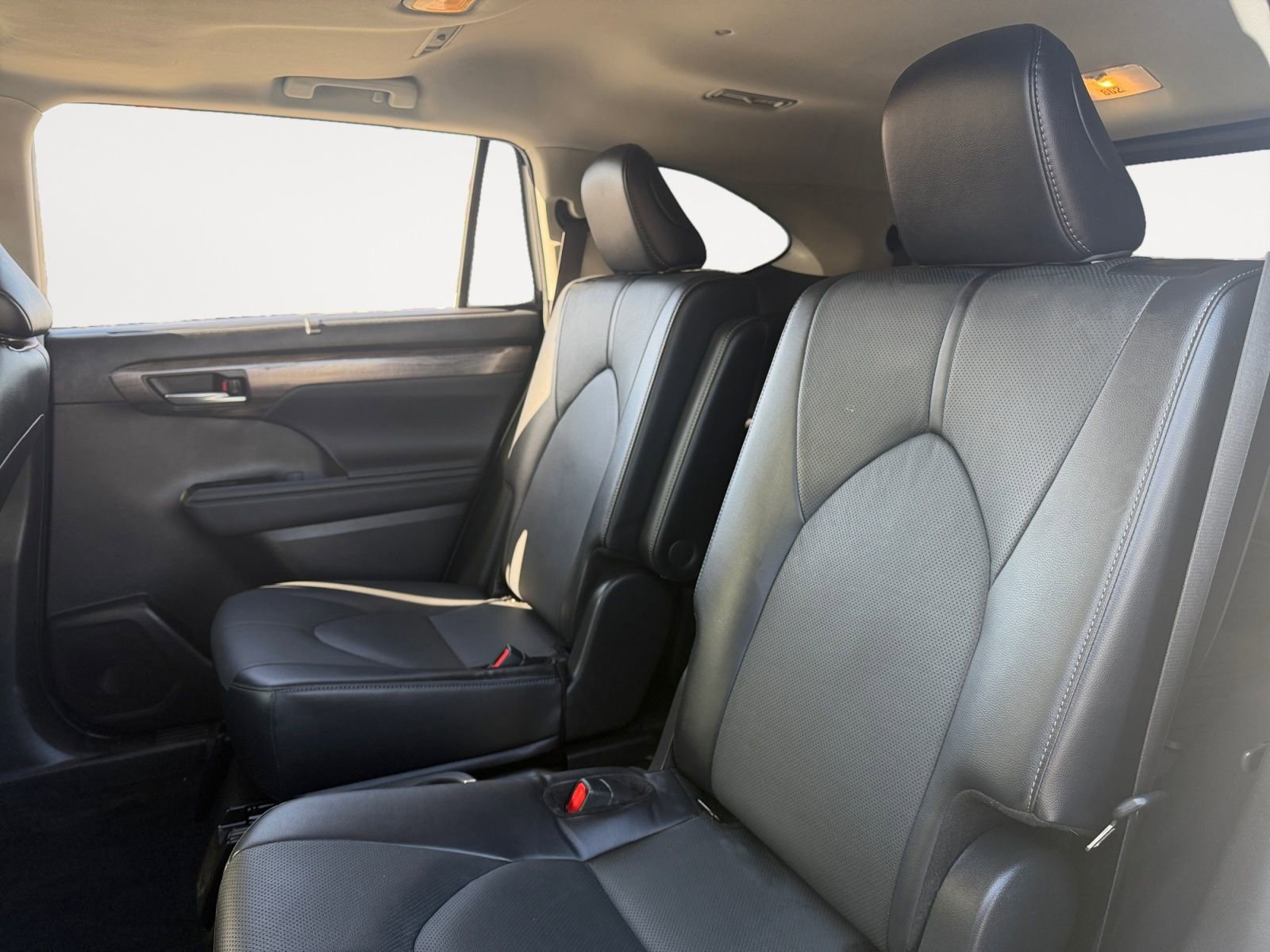 Used 2024 Toyota Highlander Limited image 13