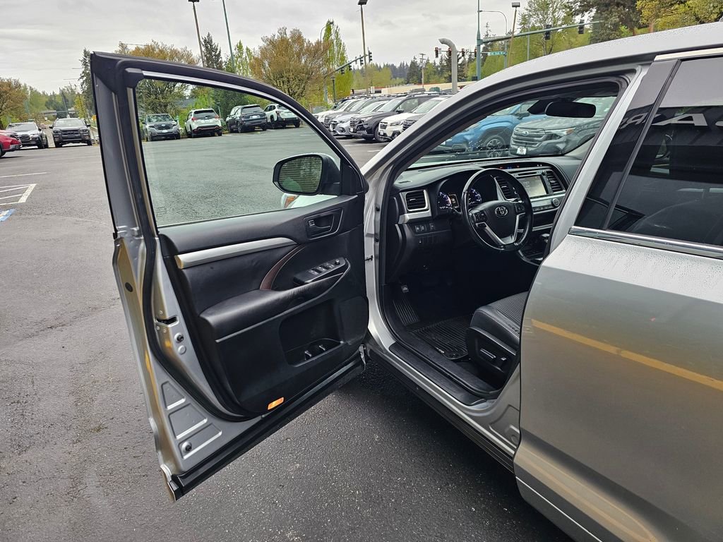 Used 2017 Toyota Highlander Plus AWD/4WD image 20