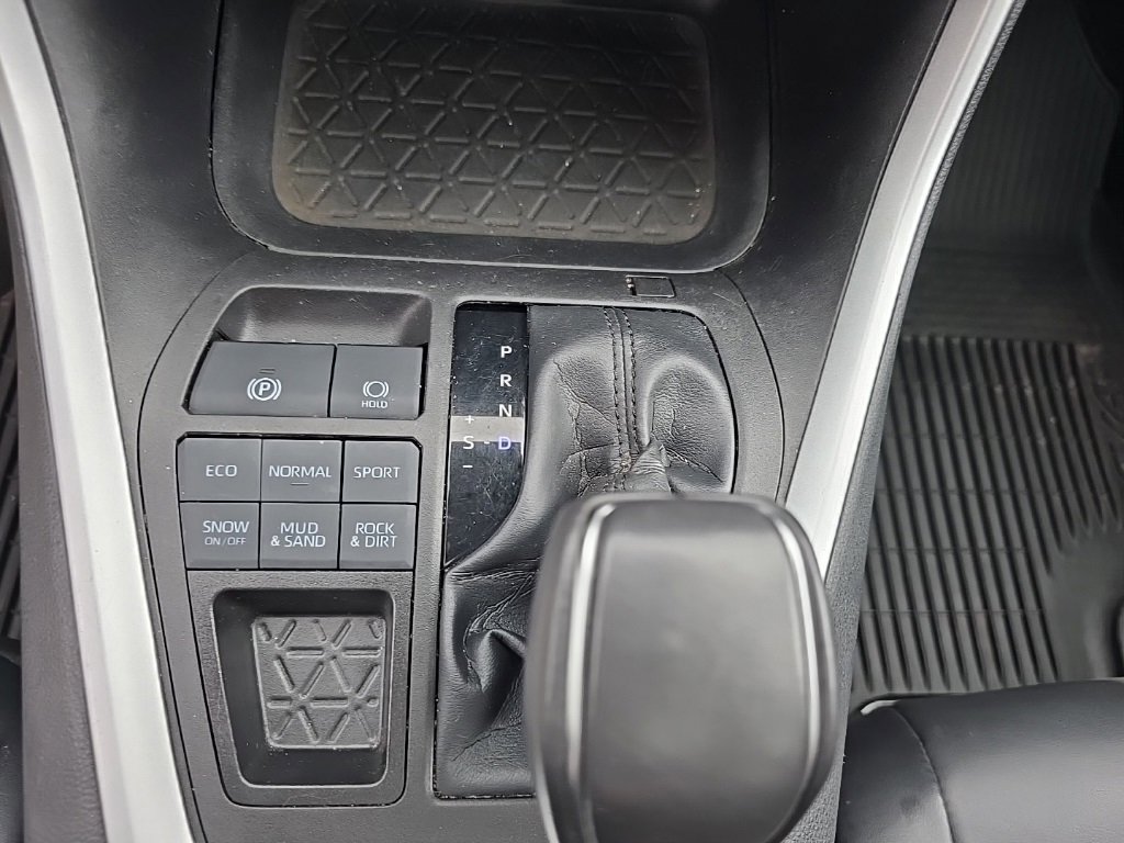Used 2022 Toyota RAV4 XLE Premium image 15
