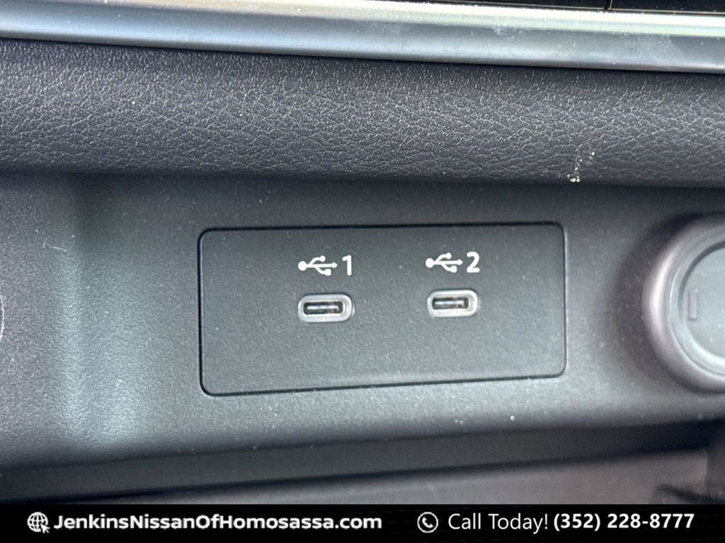 Used 2025 Nissan Rogue Platinum w/ Tech Package image 37