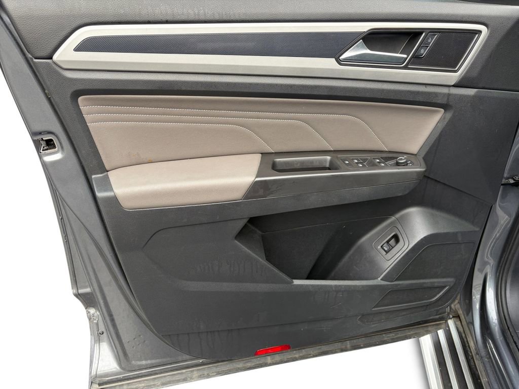 Certified 2023 Volkswagen Atlas SEL R-Line image 6