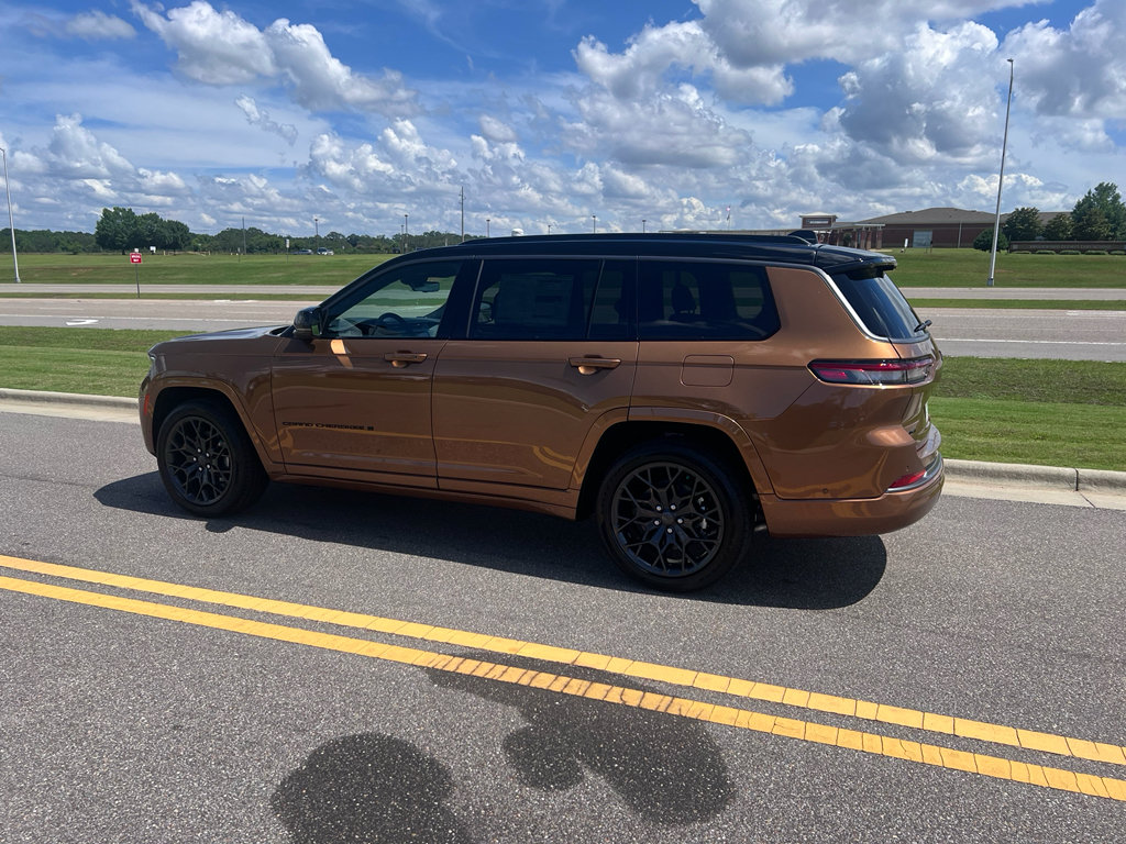 New 2026 Jeep Grand Cherokee L Summit w/ Obsidian Package AWD/4WD image 9