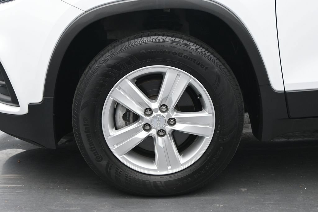 Used 2020 Chevrolet Trax LS w/ Tint and Cruise Package AWD/4WD image 15