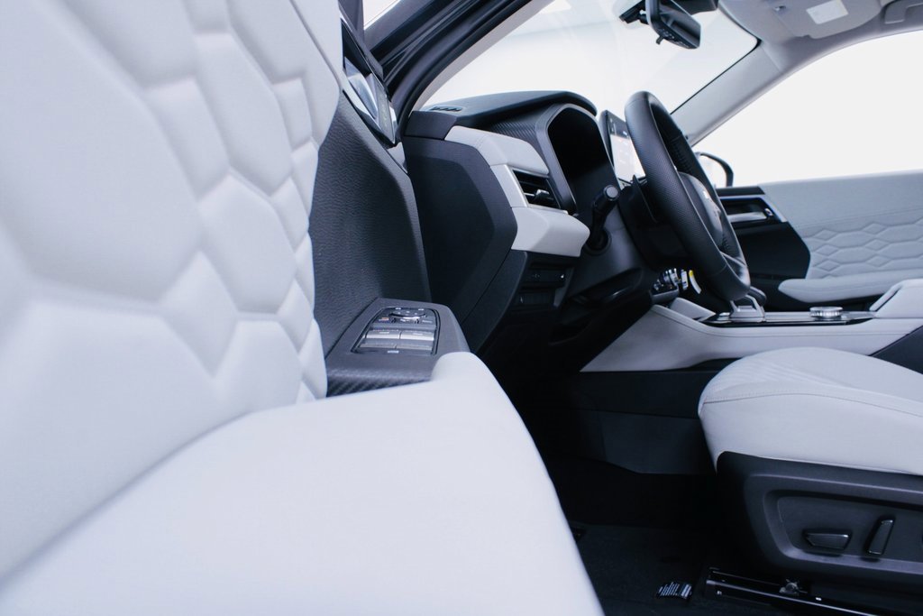 New 2025 Mitsubishi Outlander AWD image 3