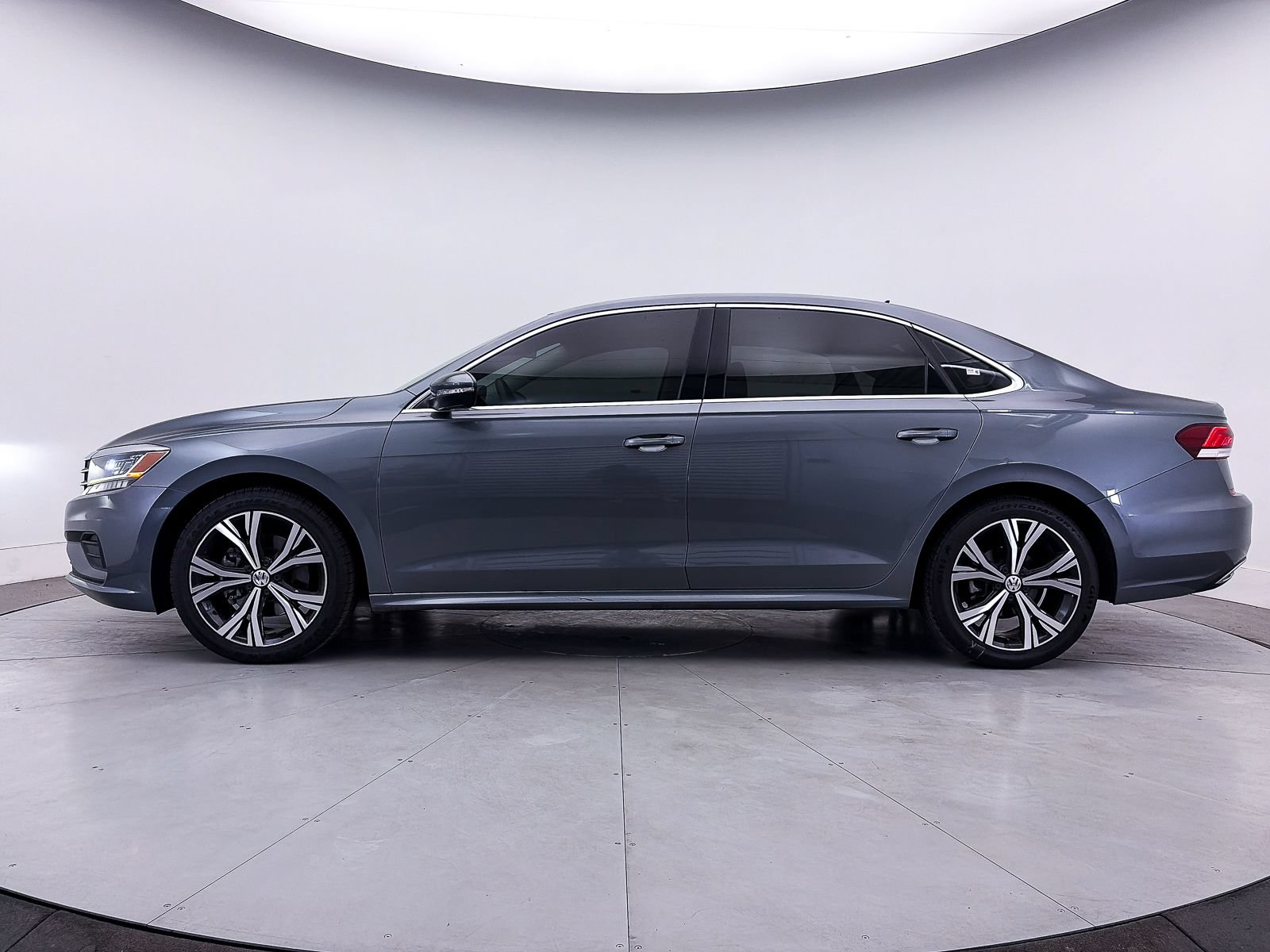 Used 2022 Volkswagen Passat 2.0T SE FWD image 39