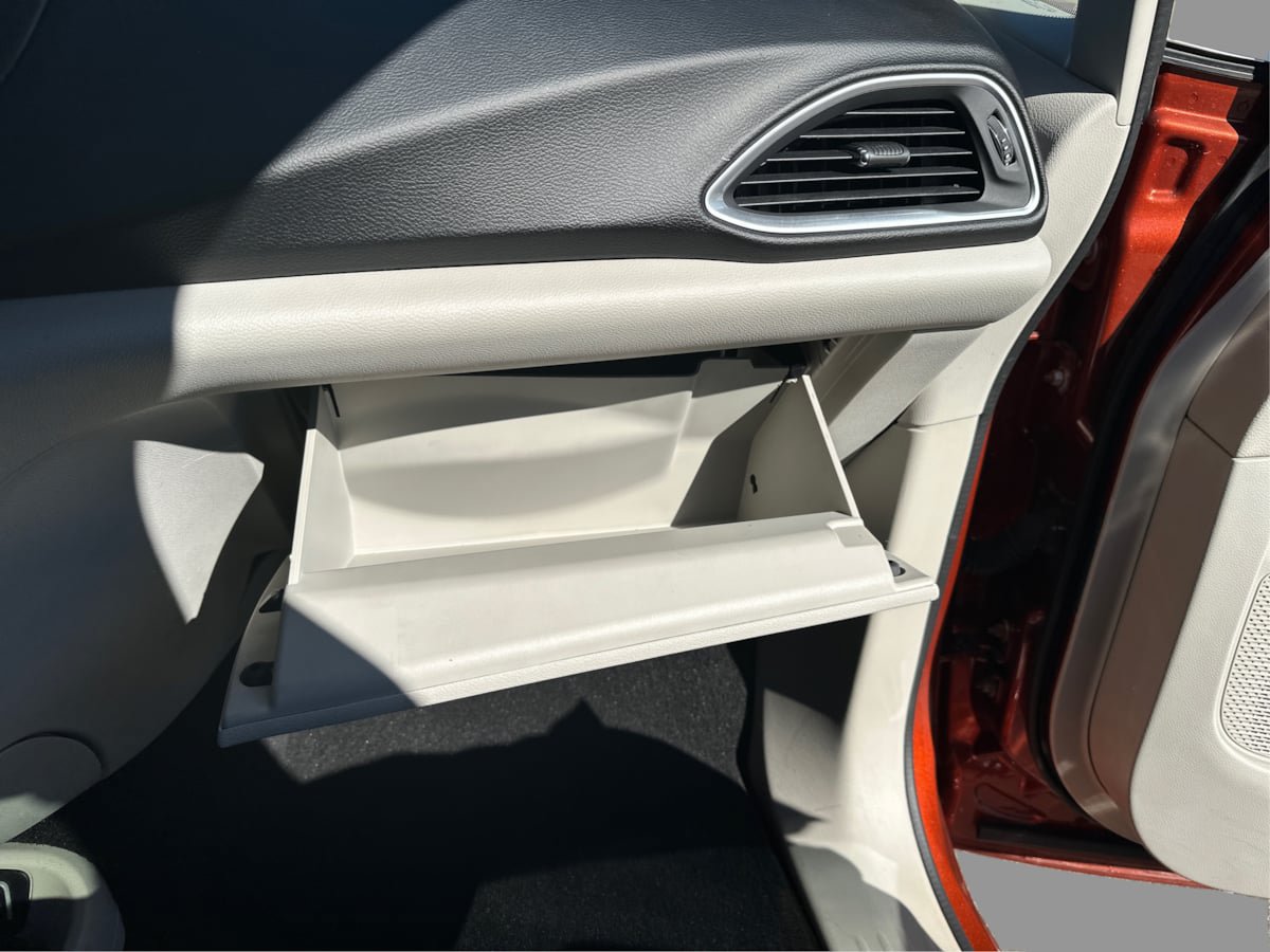 Used 2018 Chrysler Pacifica Touring-L Plus FWD image 28