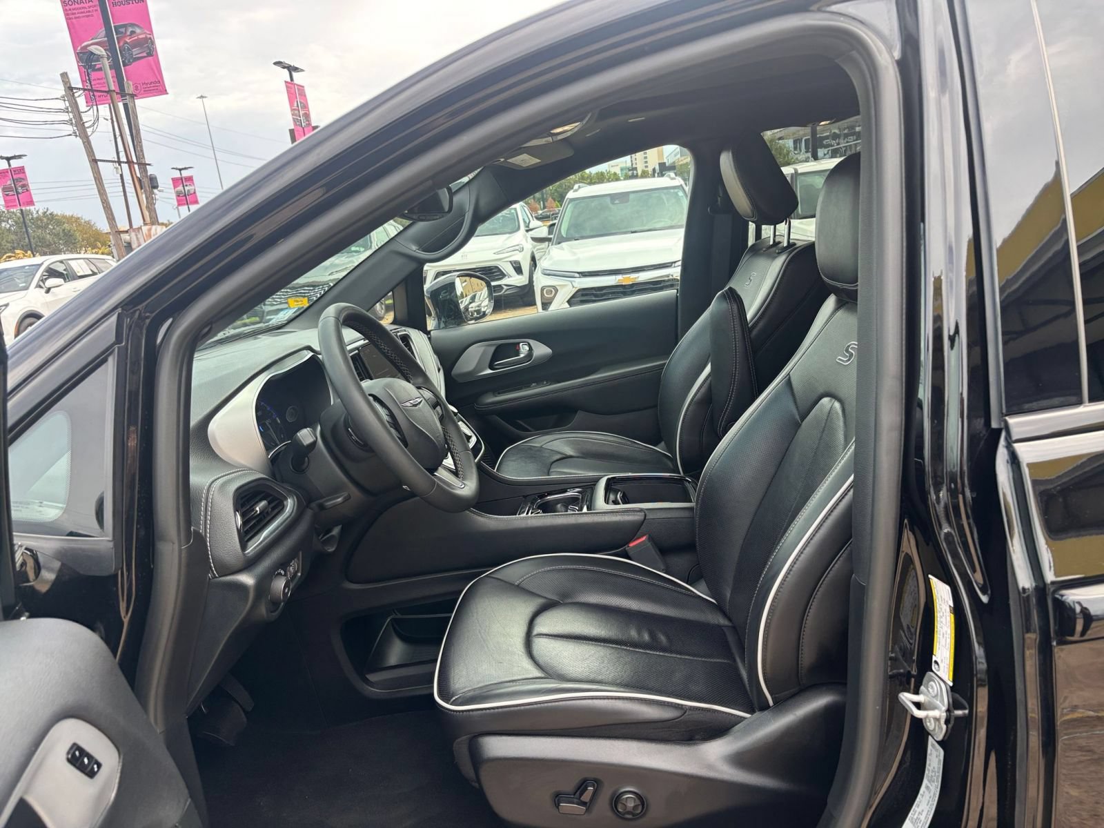 Used 2025 Chrysler Pacifica Limited FWD image 29