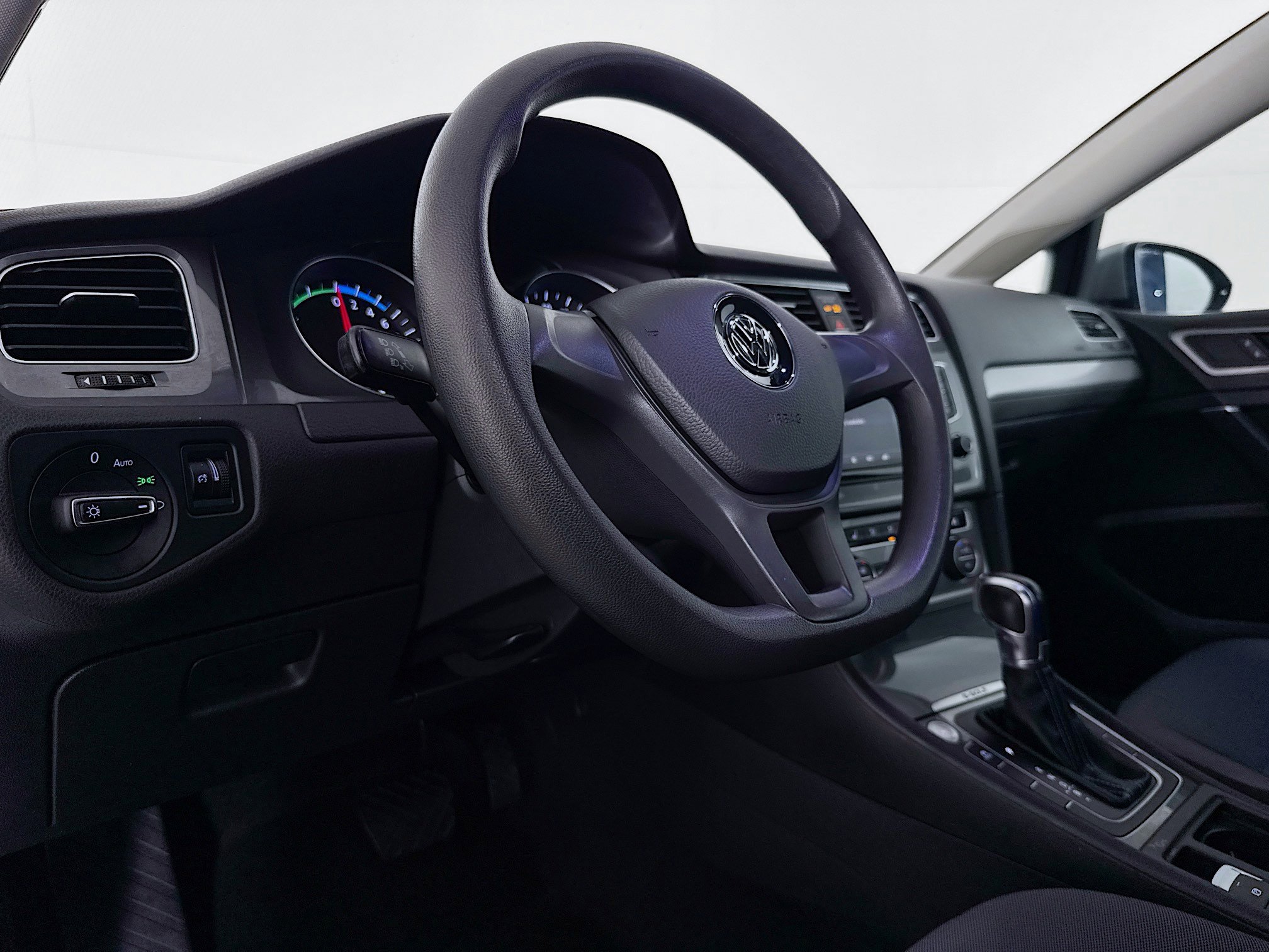 Used 2016 Volkswagen e-Golf SE w/ DC Fast Charging Package image 20