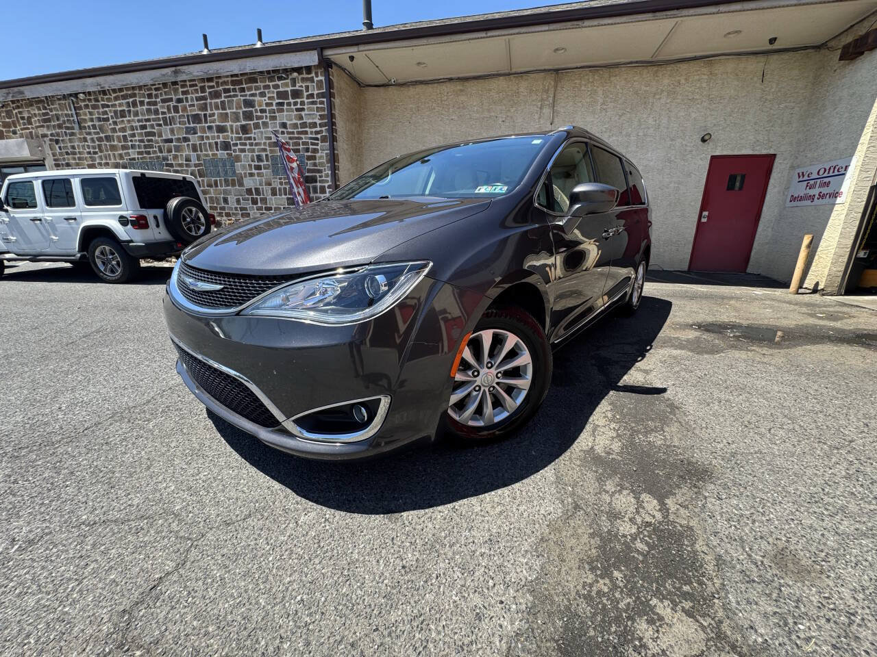 Used 2019 Chrysler Pacifica Touring-L FWD image 2