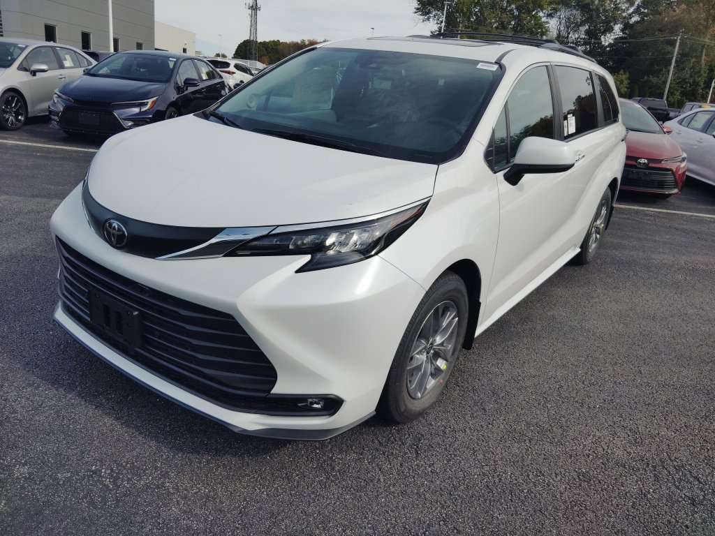 New 2026 Toyota Sienna XLE AWD/4WD image 2