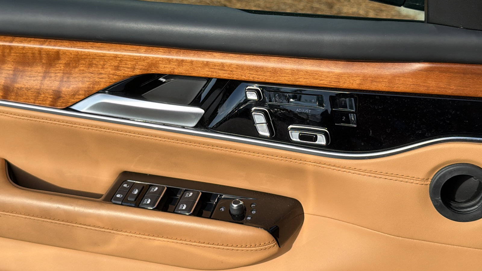 Used 2025 Jeep Grand Wagoneer L Series III AWD/4WD image 15