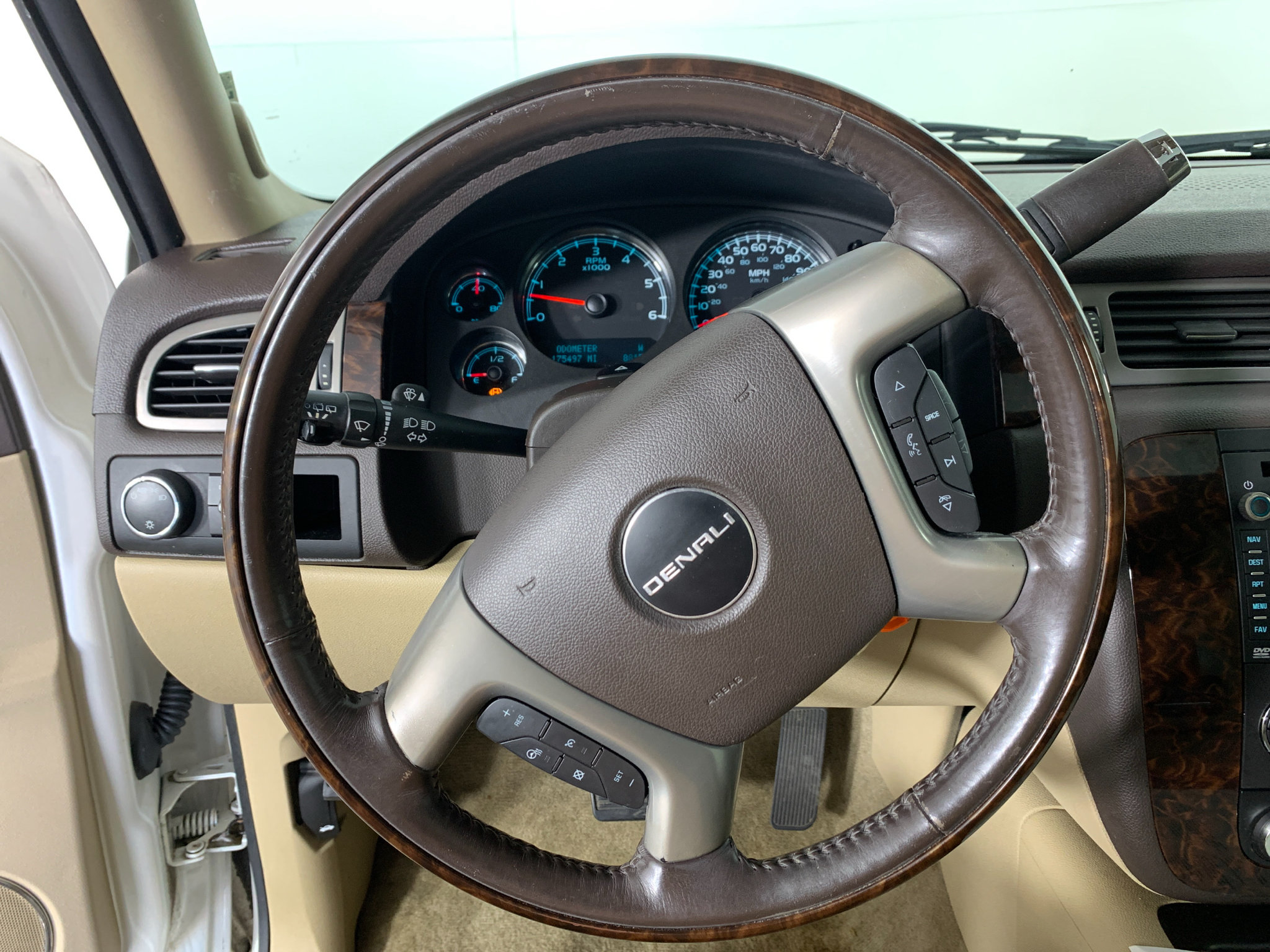 Used 2014 GMC Yukon Denali RWD image 21