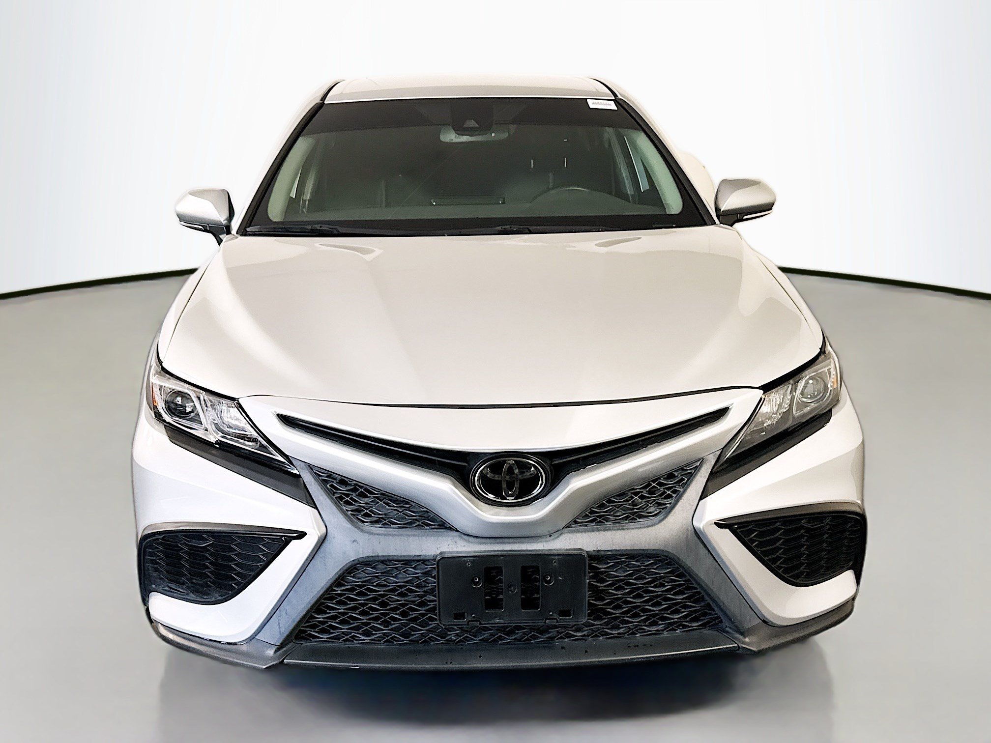 Used 2022 Toyota Camry SE w/ Convenience Package FWD image 2