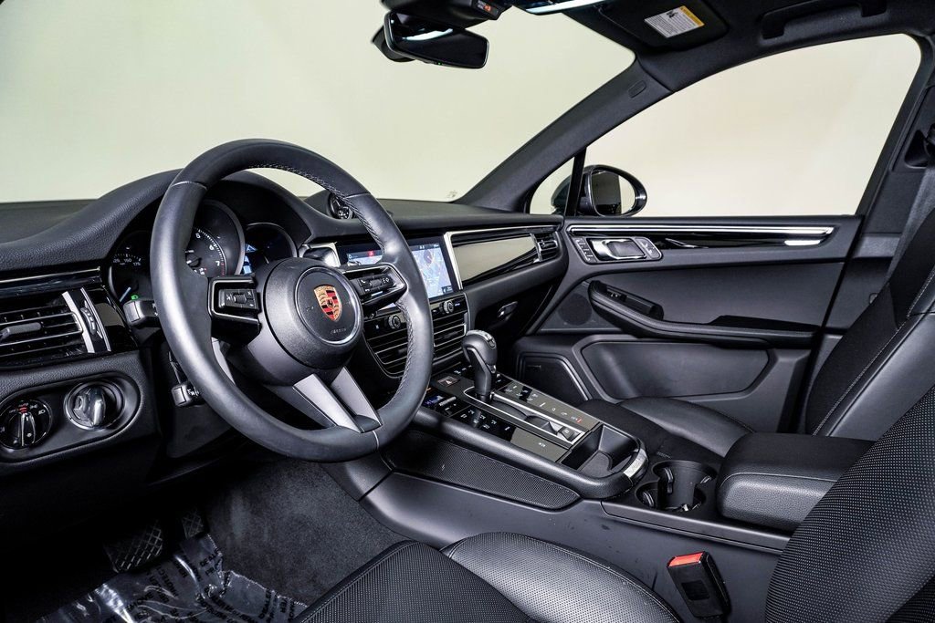 Certified 2025 Porsche Macan AWD/4WD image 4