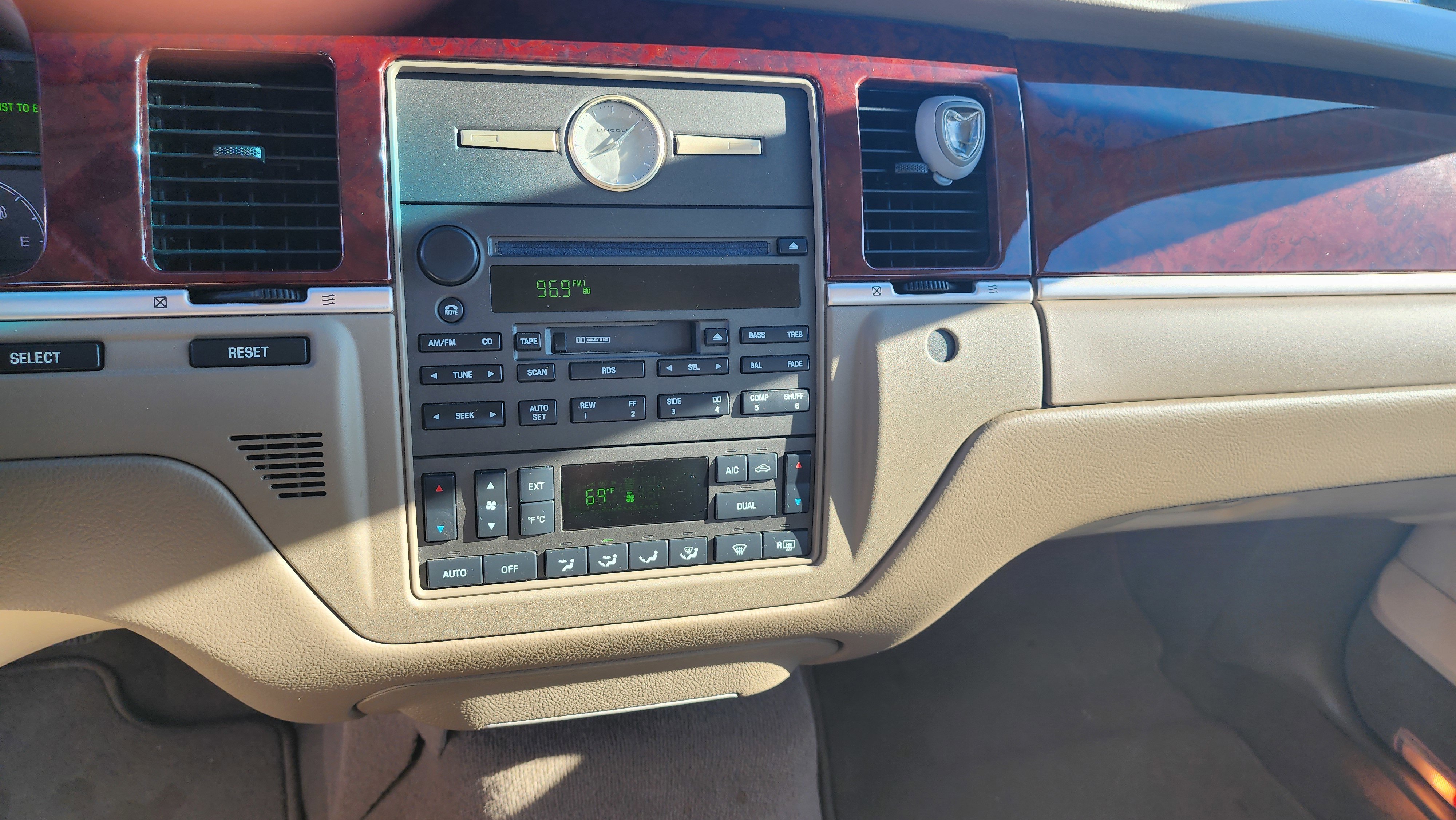 Used 2005 Lincoln Town Car Signature image 8