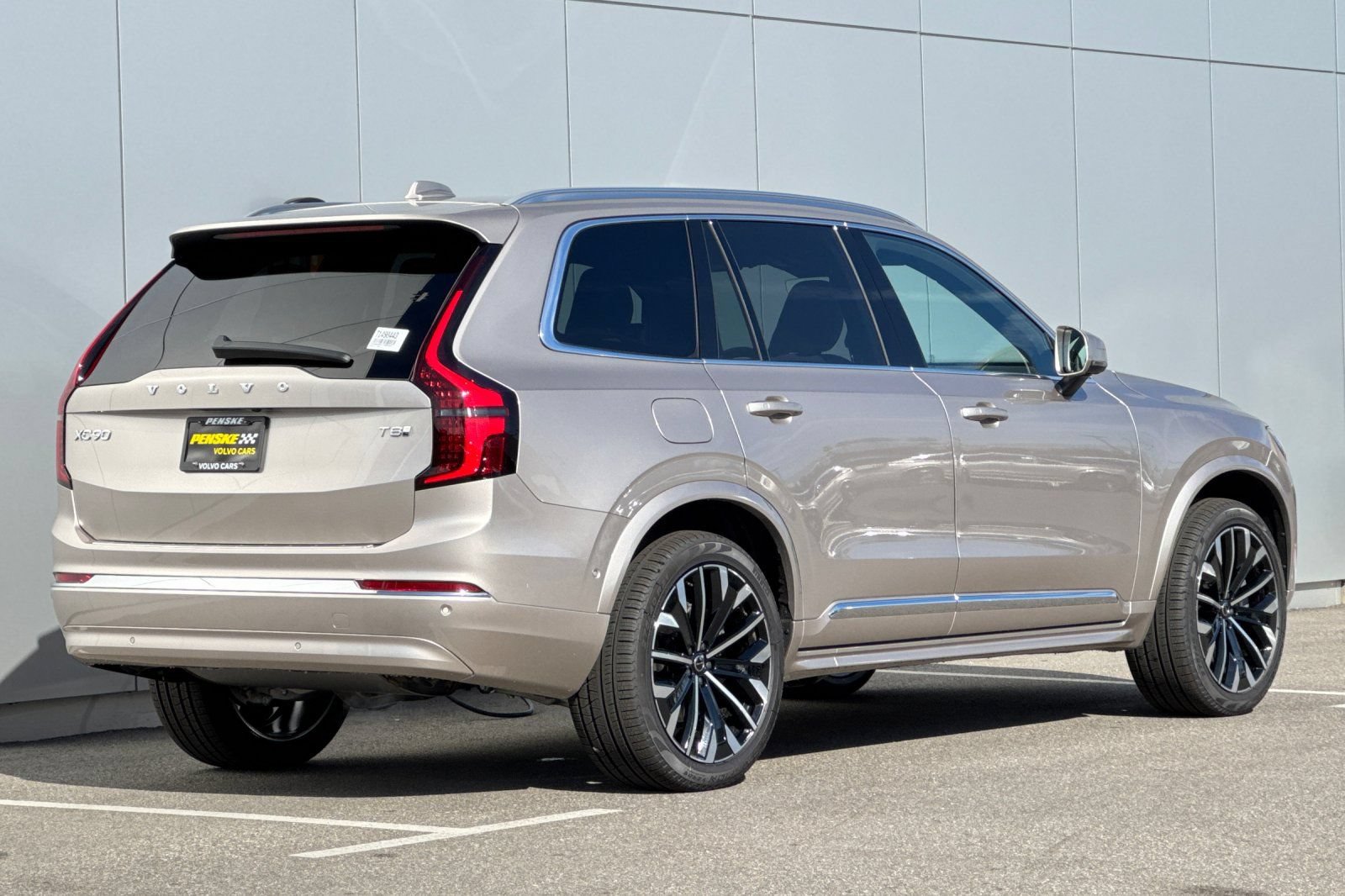 Used 2026 Volvo XC90 T8 Plus w/ Protection Package Premier AWD/4WD image 5