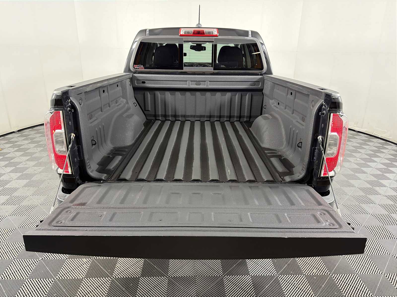 Used 2016 GMC Canyon SLE w/ All Terrain Package image 18