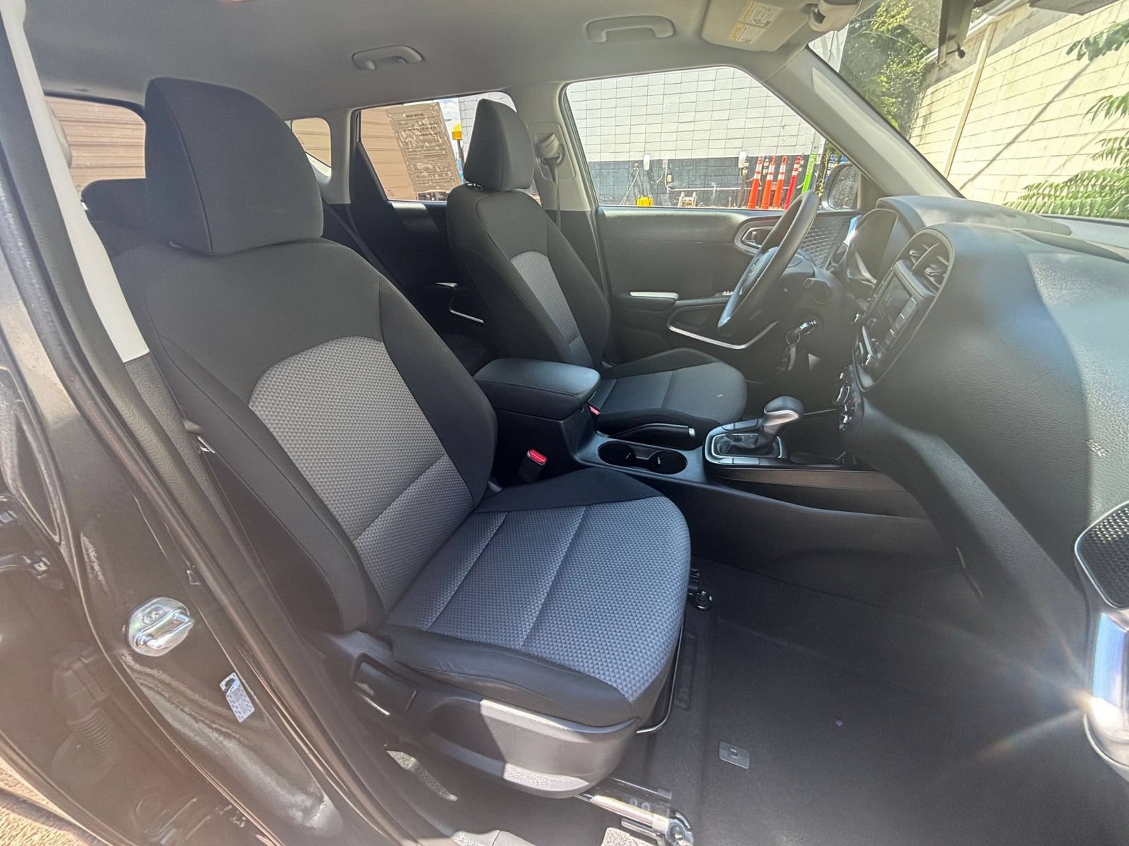 Used 2025 Kia Soul LX w/ LX Technology Package FWD image 32