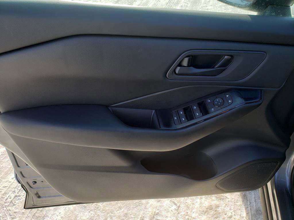 Used 2025 Nissan Rogue S image 14