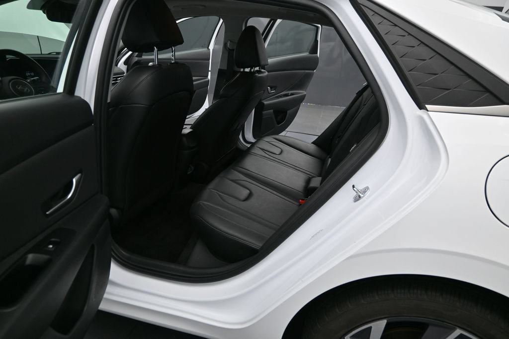 Used 2025 Hyundai Elantra Limited FWD image 11