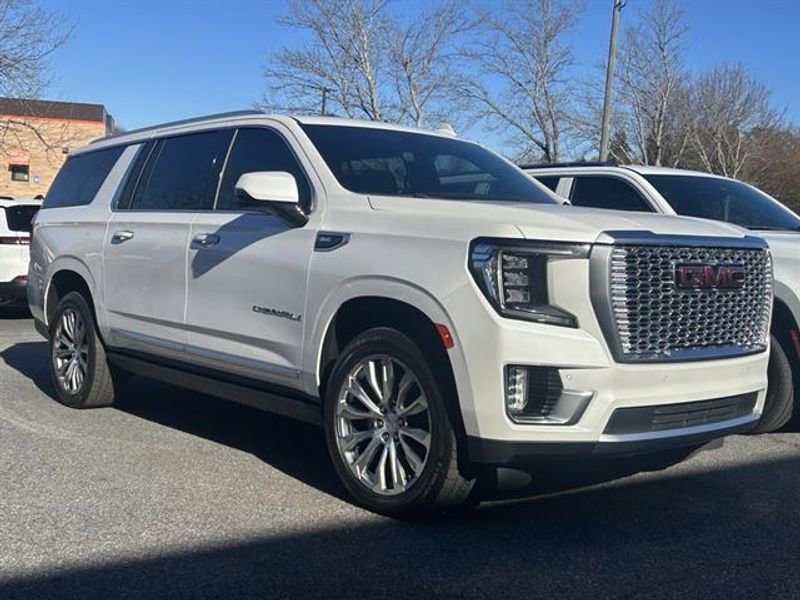 Used 2021 GMC Yukon XL Denali w/ Denali Premium Package image 9