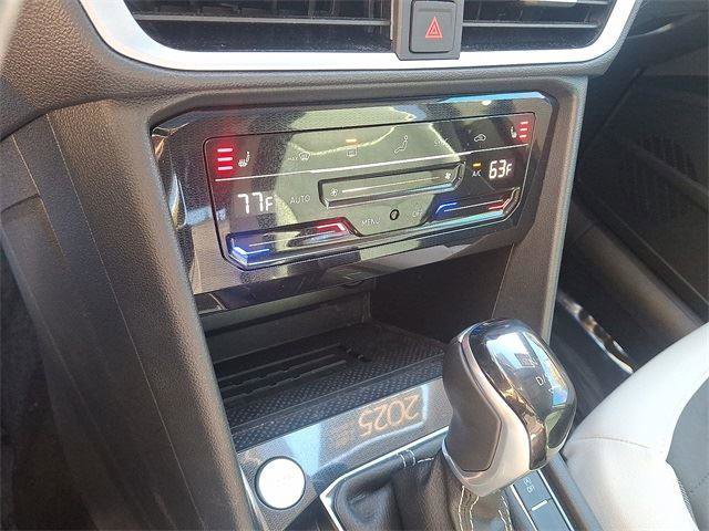 Certified 2025 Volkswagen Taos SE w/ Panoramic Sunroof Package image 16