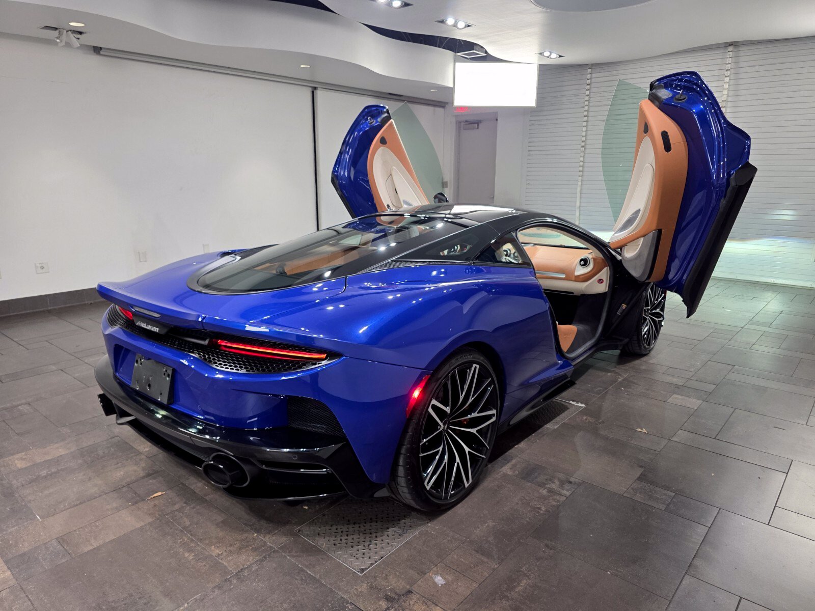 Used 2023 McLaren GT RWD image 23