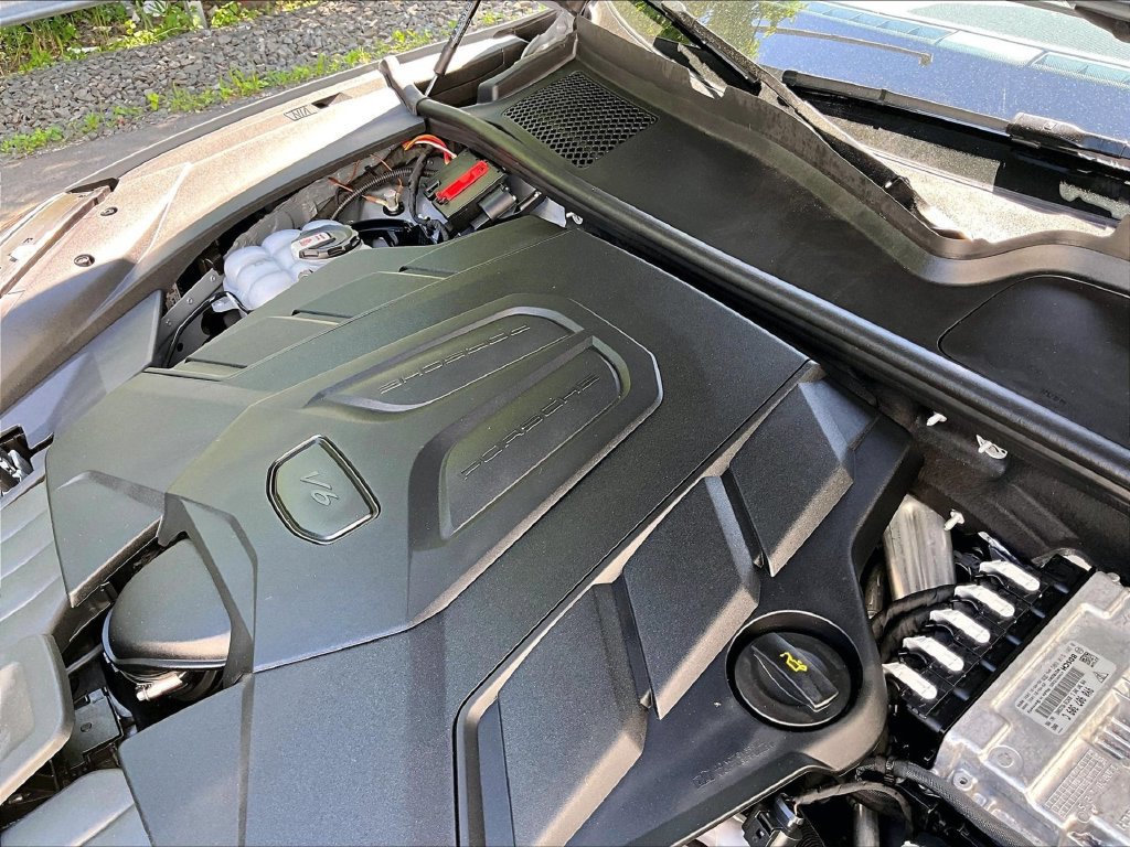 Certified 2025 Porsche Cayenne E-Hybrid Coupe AWD/4WD image 34