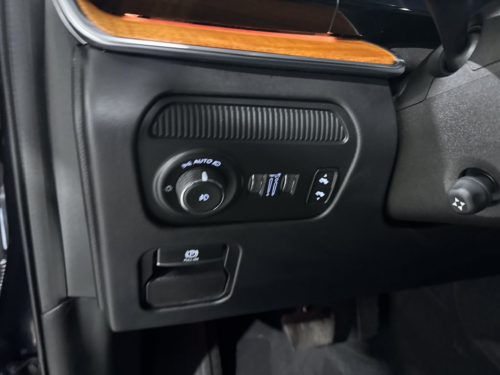 Used 2022 Jeep Grand Wagoneer Series III AWD/4WD image 35