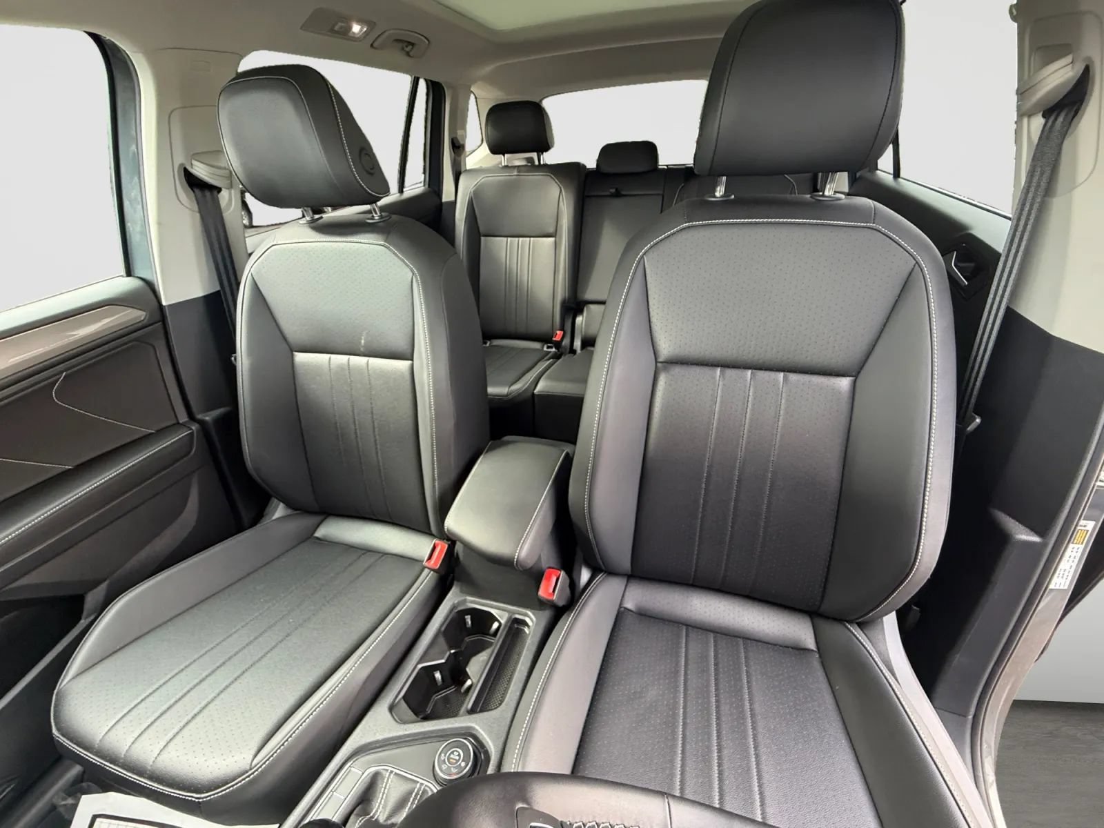 Used 2024 Volkswagen Tiguan SE w/ Panoramic Sunroof Package AWD/4WD image 13