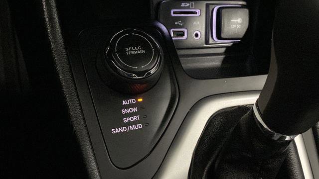 Used 2017 Jeep Cherokee Overland w/ Technology Group AWD/4WD image 31