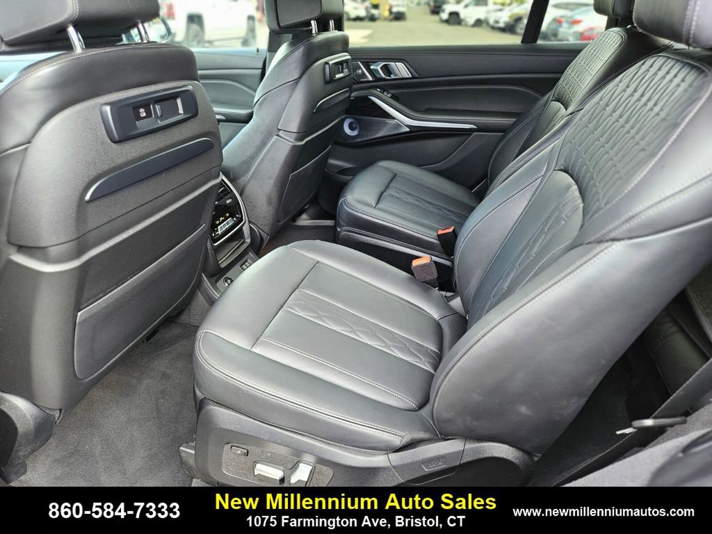 Used 2021 BMW X7 M50i image 15