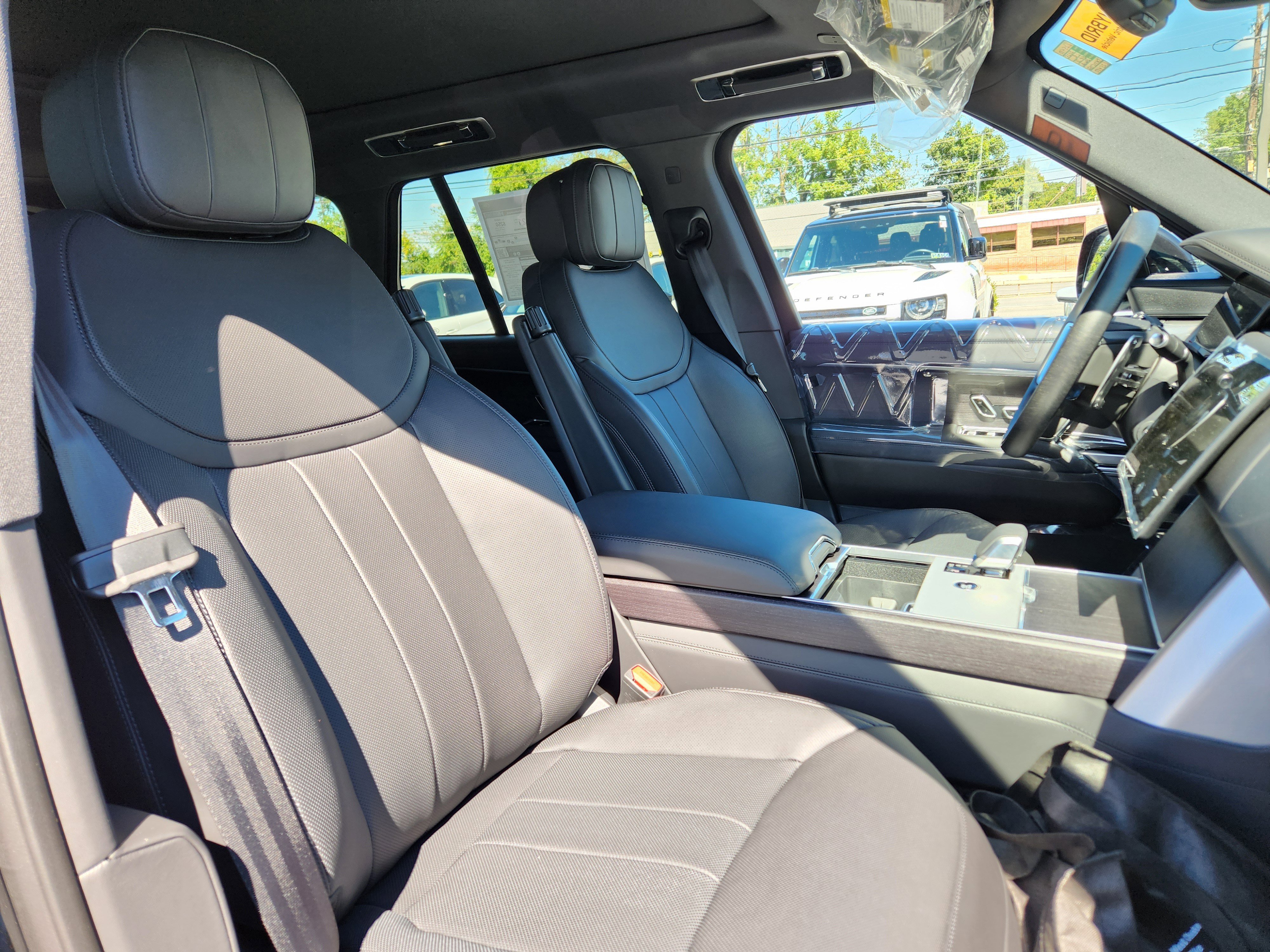 Used 2025 Land Rover Range Rover SE image 12