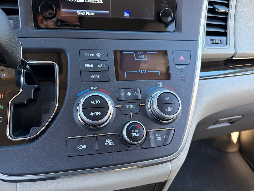 Used 2017 Toyota Sienna XLE FWD image 12