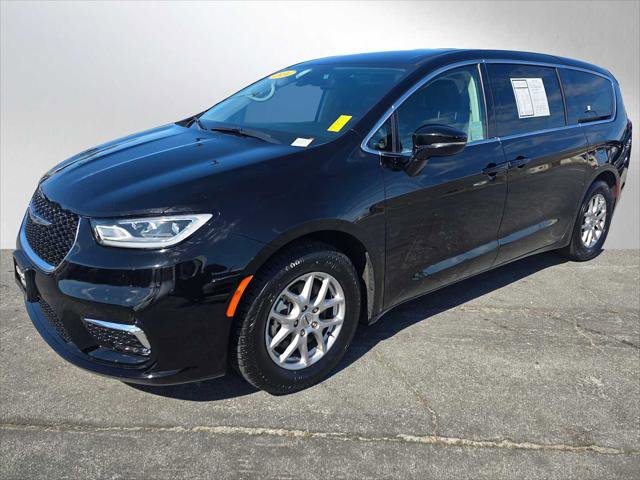 Used 2024 Chrysler Pacifica Touring-L FWD image 7
