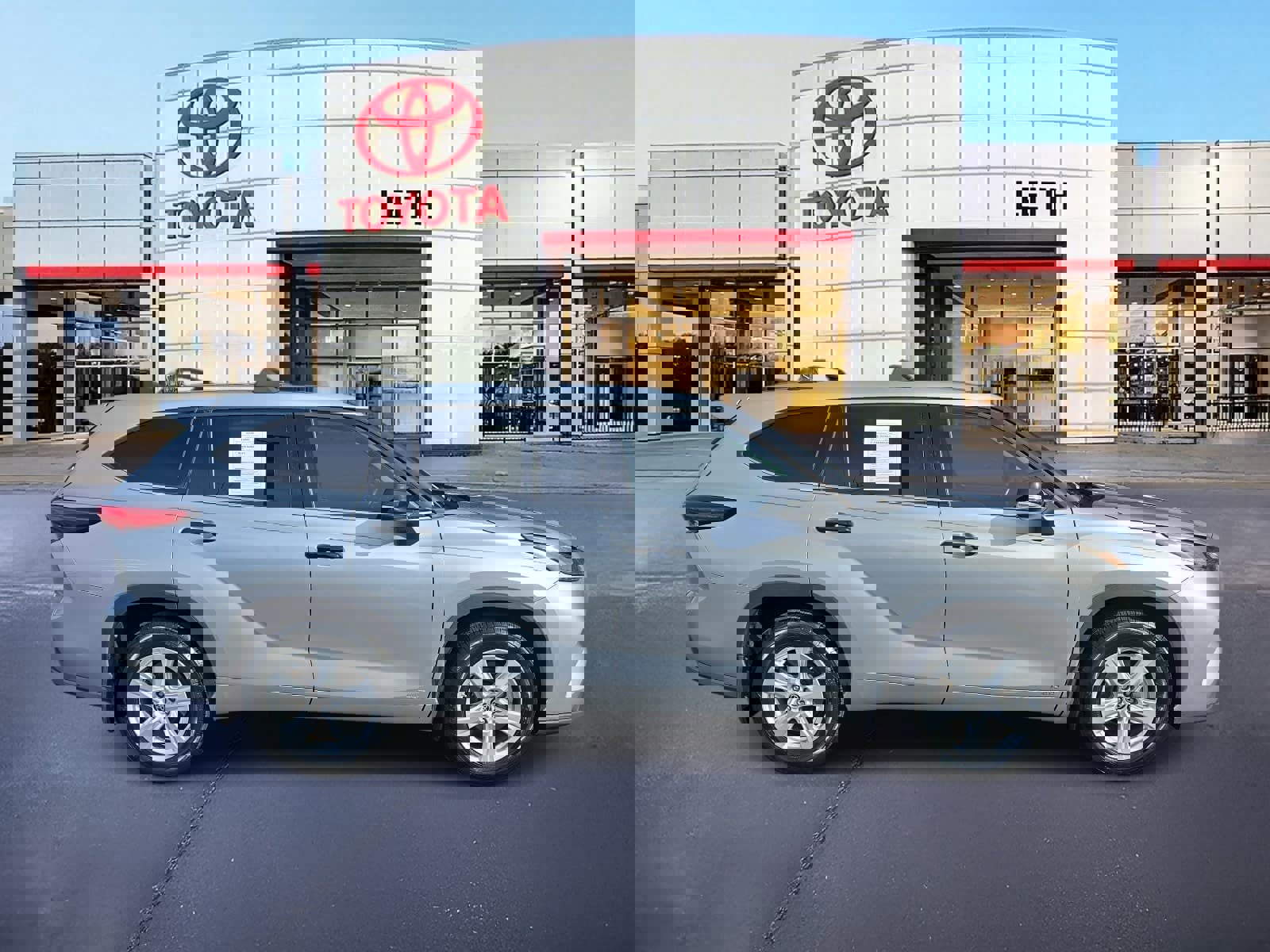 Used 2022 Toyota Highlander LE image 7