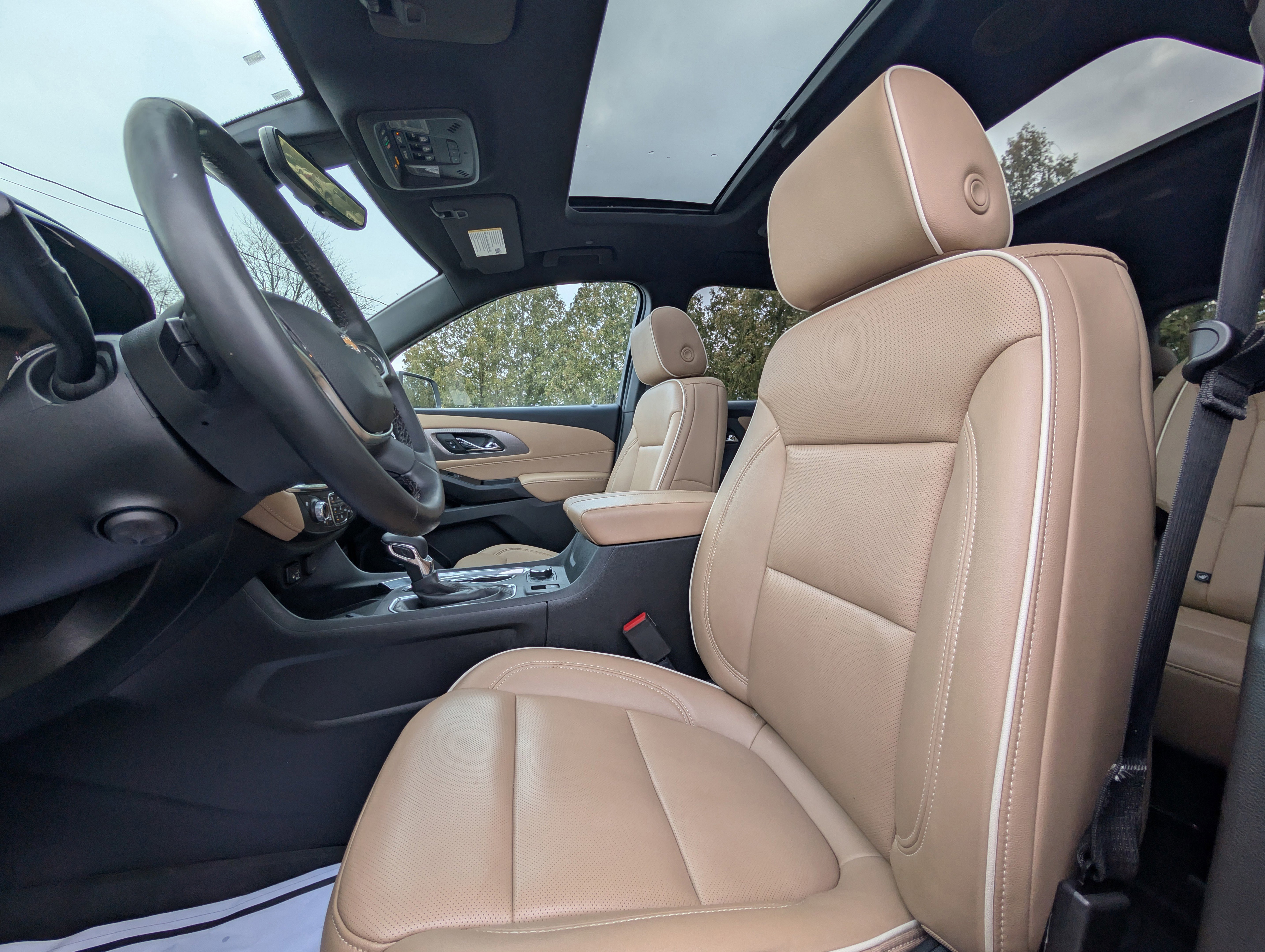 Used 2023 Chevrolet Traverse Premier image 38