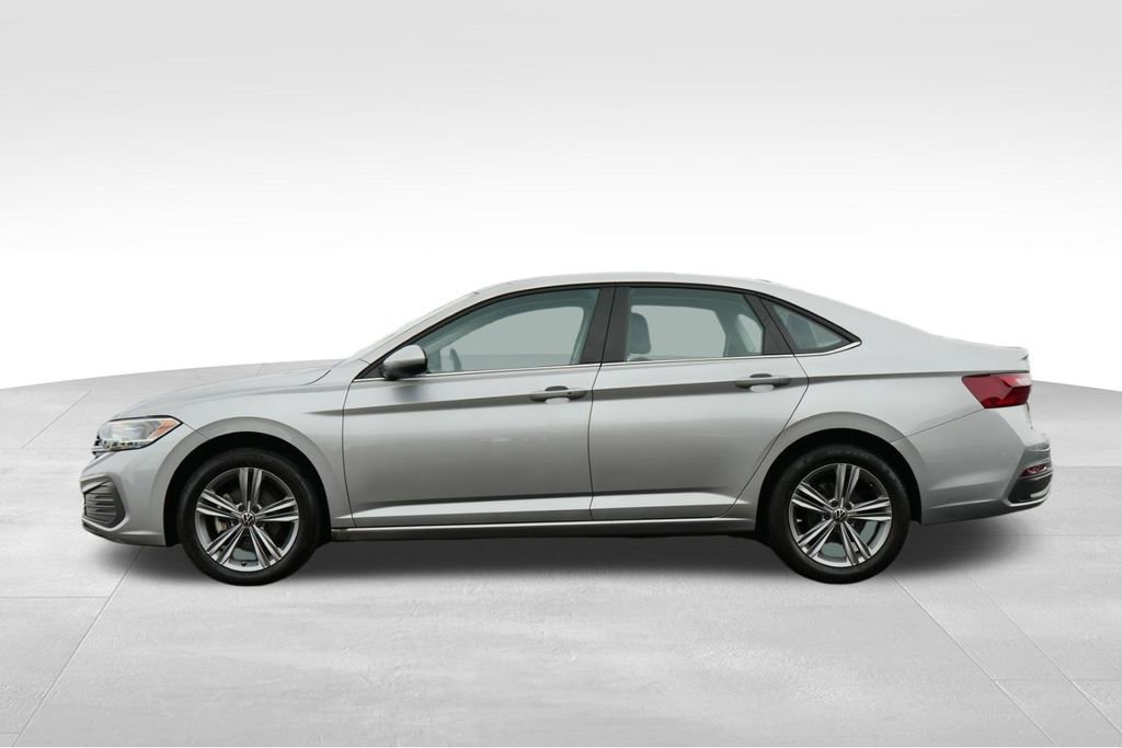 Used 2023 Volkswagen Jetta SE w/ Panoramic Sunroof Package image 4