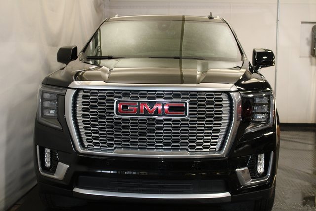 Used 2022 GMC Yukon XL Denali w/ Denali Premium Package image 3