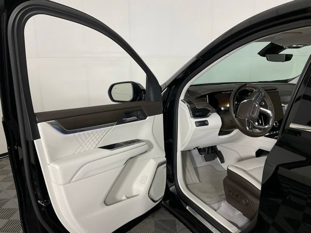 Used 2025 GMC Acadia Denali w/ Super Cruise Package FWD image 24