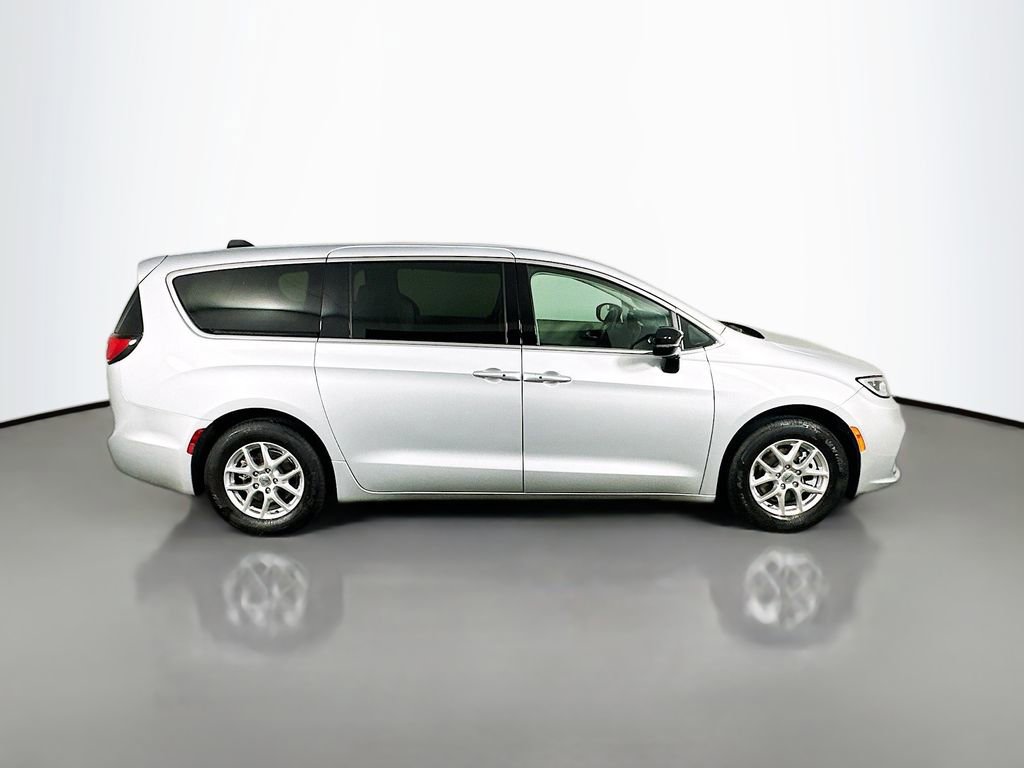 Used 2024 Chrysler Pacifica Touring-L image 8
