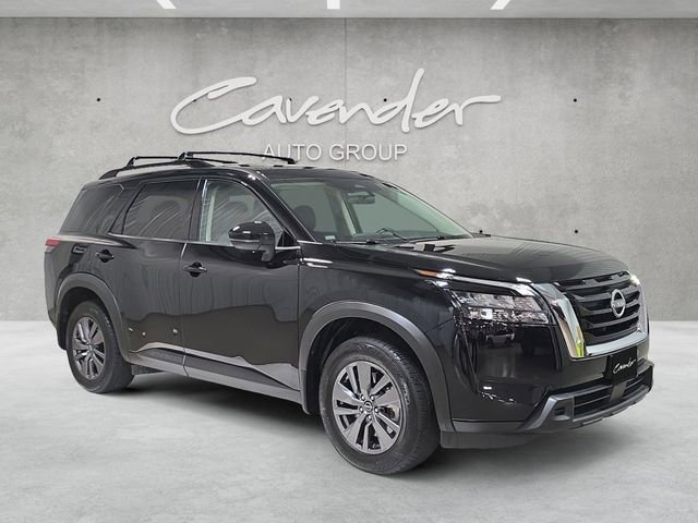 Used 2025 Nissan Pathfinder SV image 2