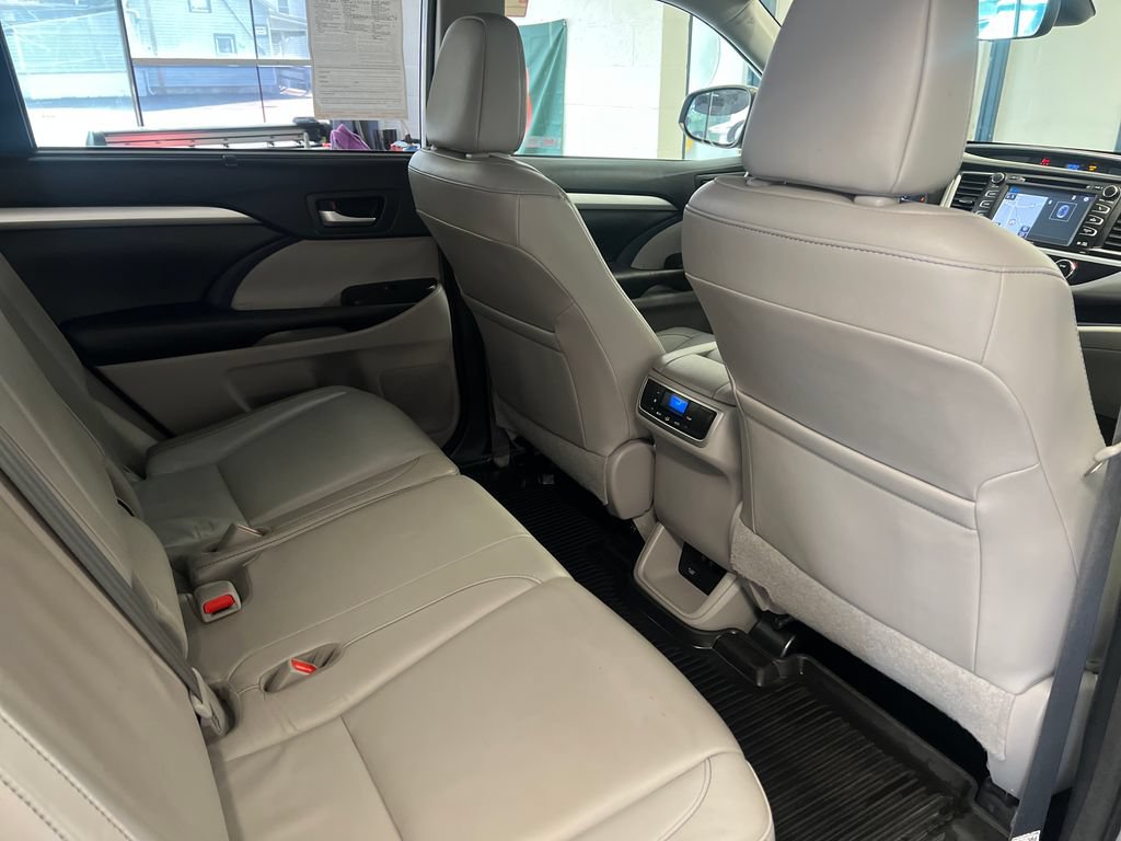 Used 2018 Toyota Highlander XLE AWD/4WD image 43
