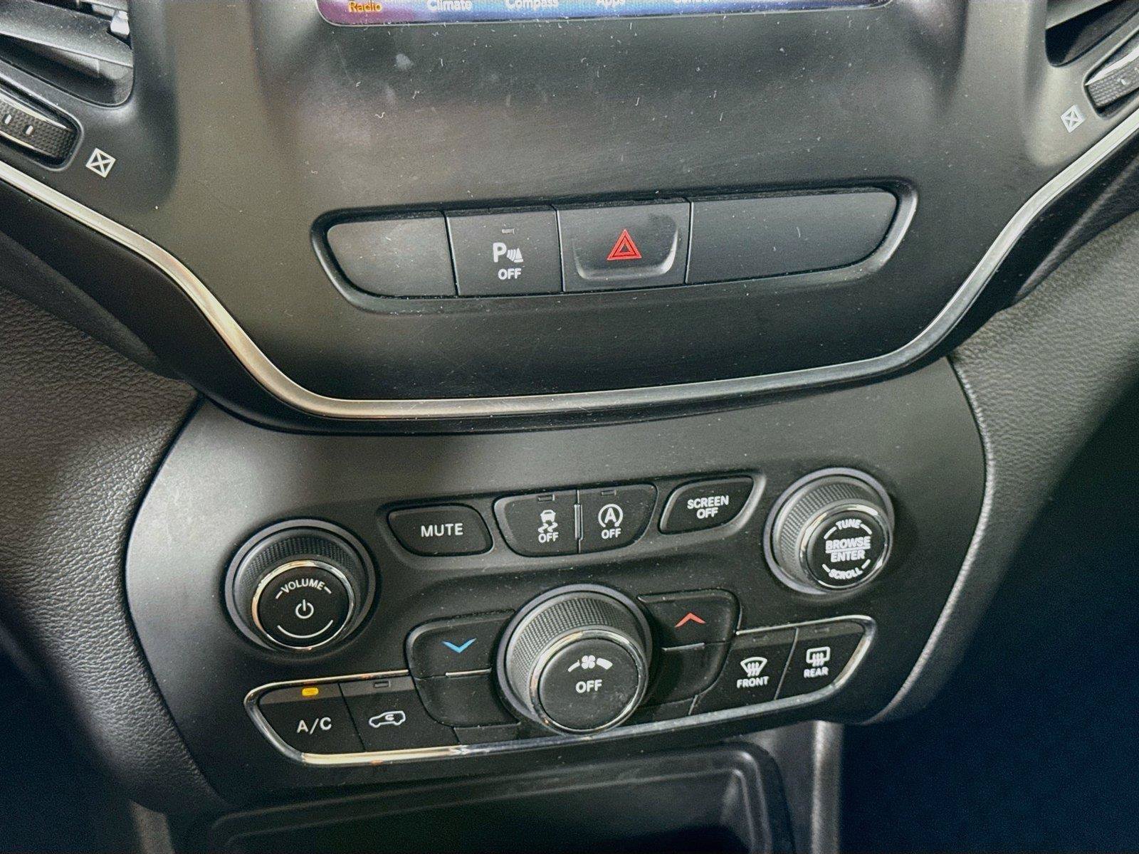 Used 2019 Jeep Cherokee Latitude Plus w/ Cold Weather Group AWD/4WD image 9