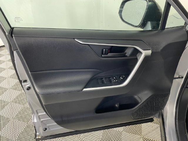 Used 2020 Toyota RAV4 LE AWD/4WD image 15